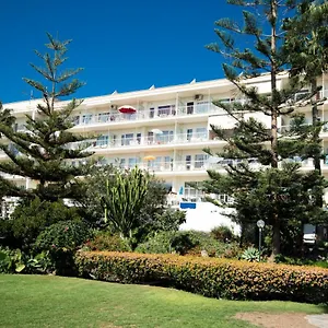 luminoso-apartamento-junto-al-mar-en-la-carihuela.hotelsinnerja.org/